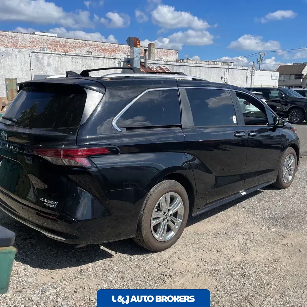 2023 Toyota Sienna Platinum 7-Passenger