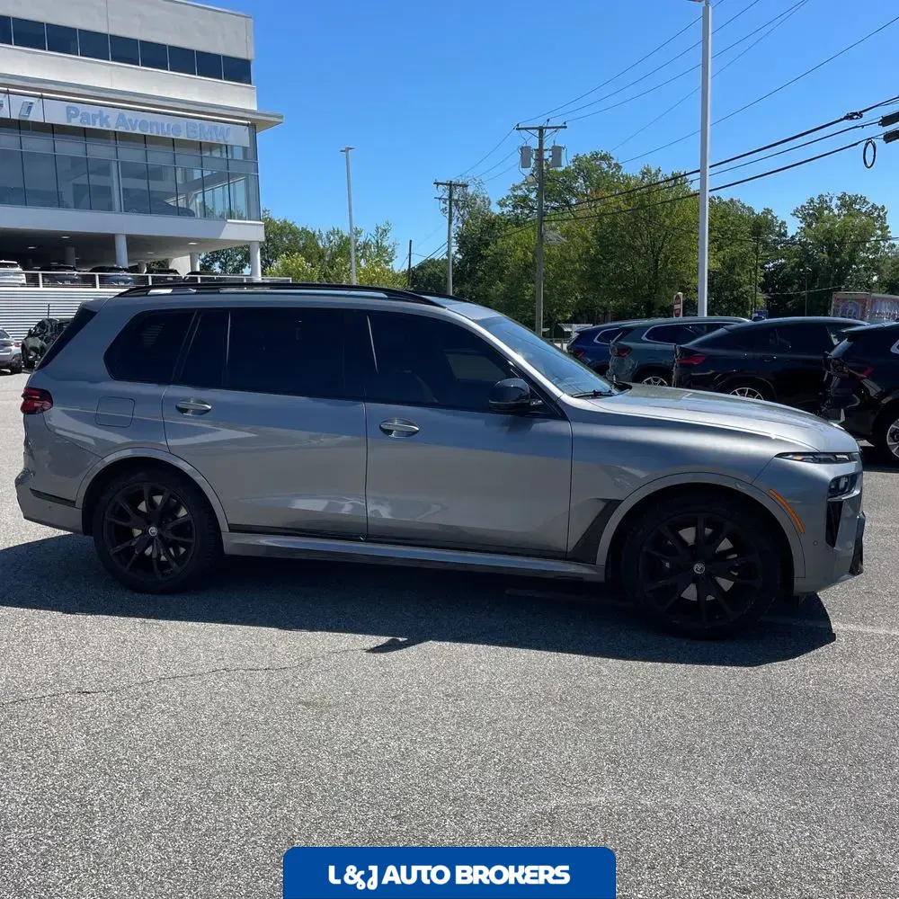 2023 BMW X7 M60i