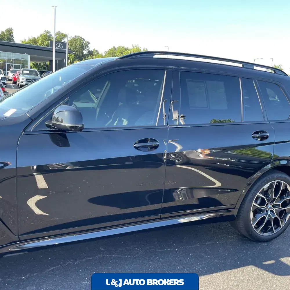 2023 BMW X7 M60i