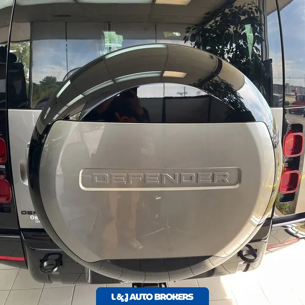2023 Land Rover Defender 130 X-Dynamic SE