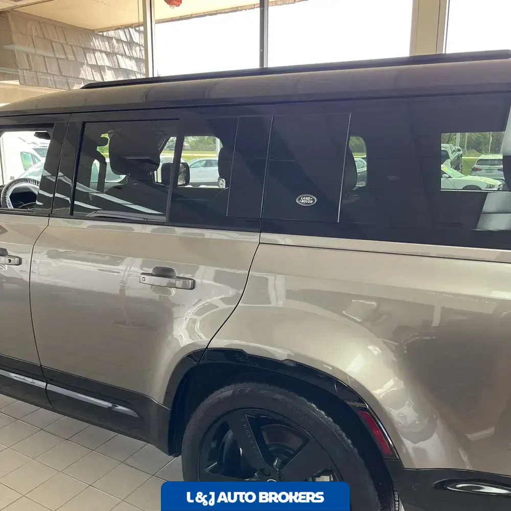 2023 Land Rover Defender 130 X-Dynamic SE