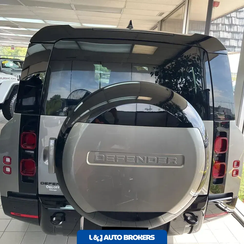 2023 Land Rover Defender 130 X-Dynamic SE