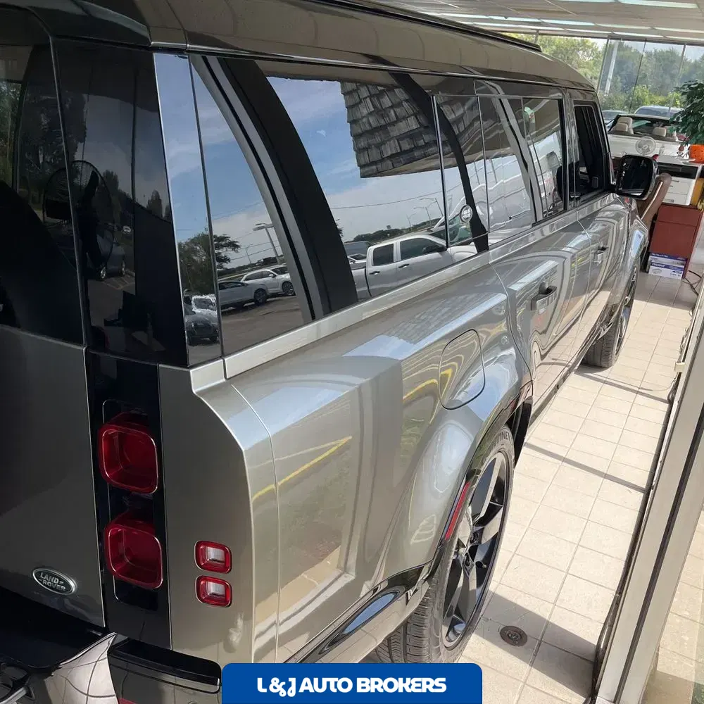 2023 Land Rover Defender 130 X-Dynamic SE