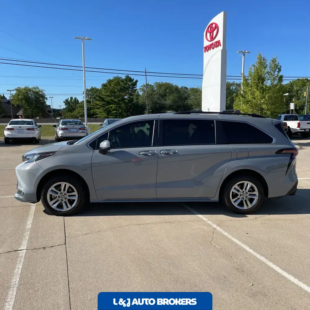 2023 Toyota Sienna Woodland Edition