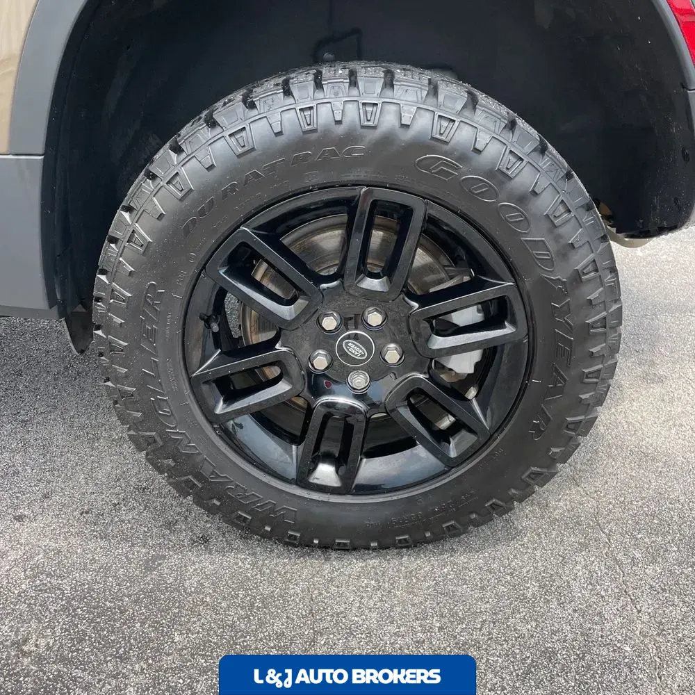 2024 Land Rover Defender 110 S P400