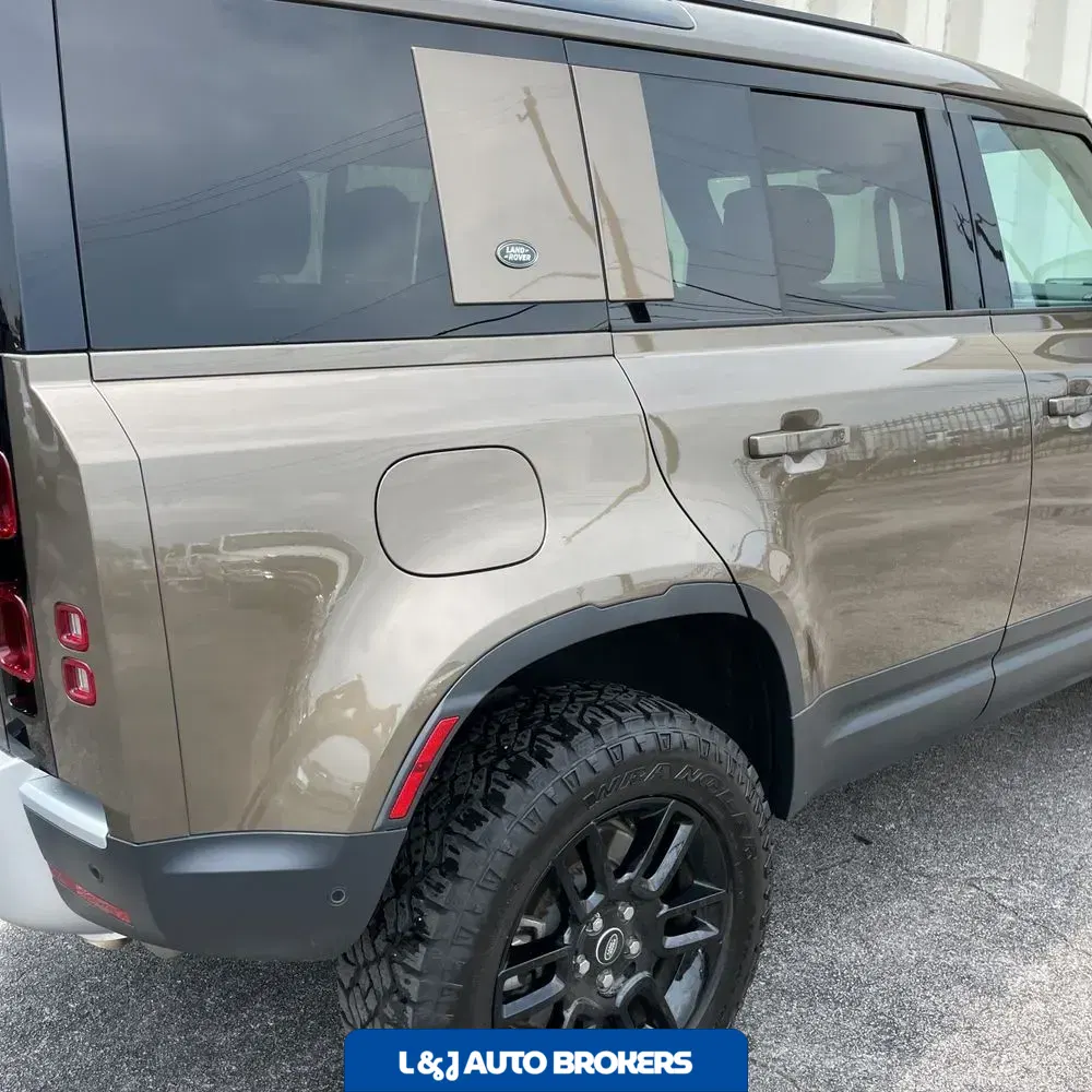 2024 Land Rover Defender 110 S P400