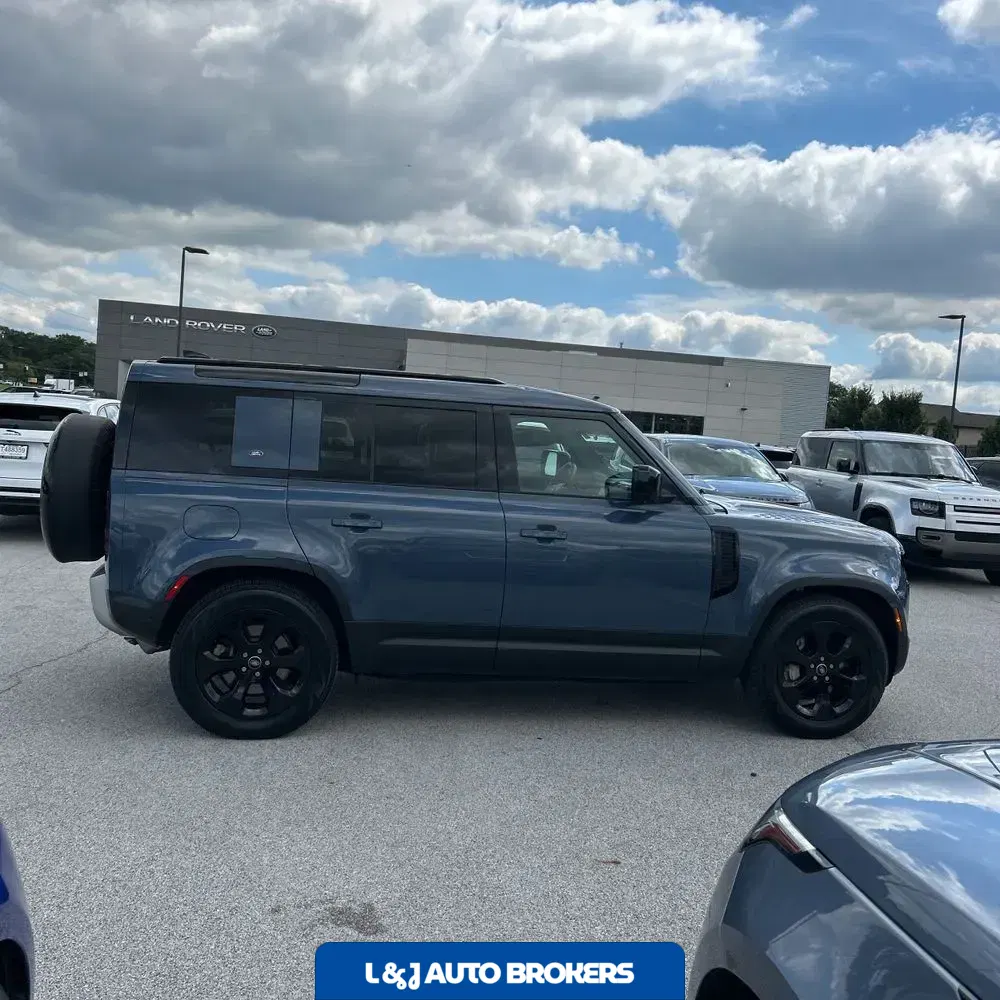 2023 Land Rover Defender 110 SE