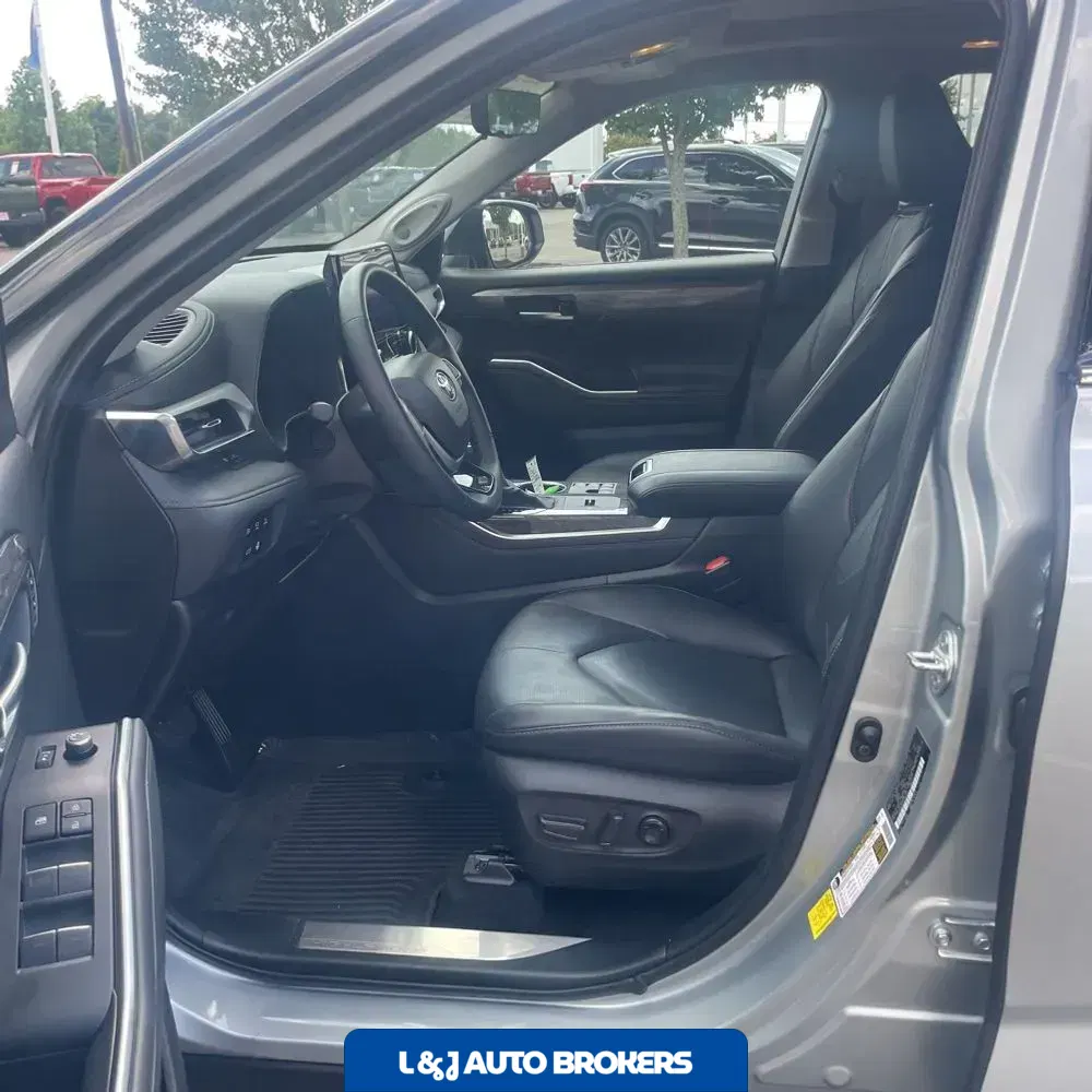 2024 Toyota Highlander Hybrid Platinum