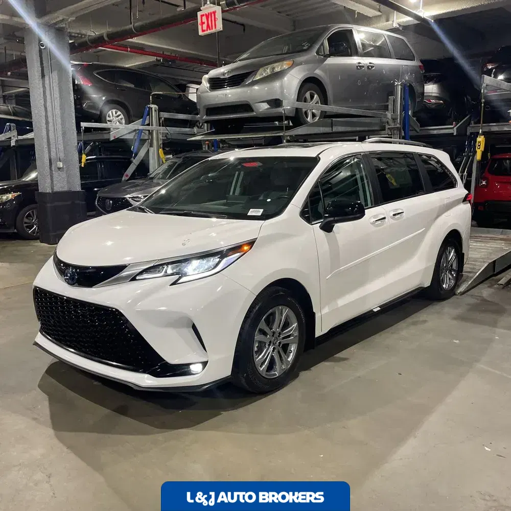 2023 Toyota Sienna XSE 7-Passenger