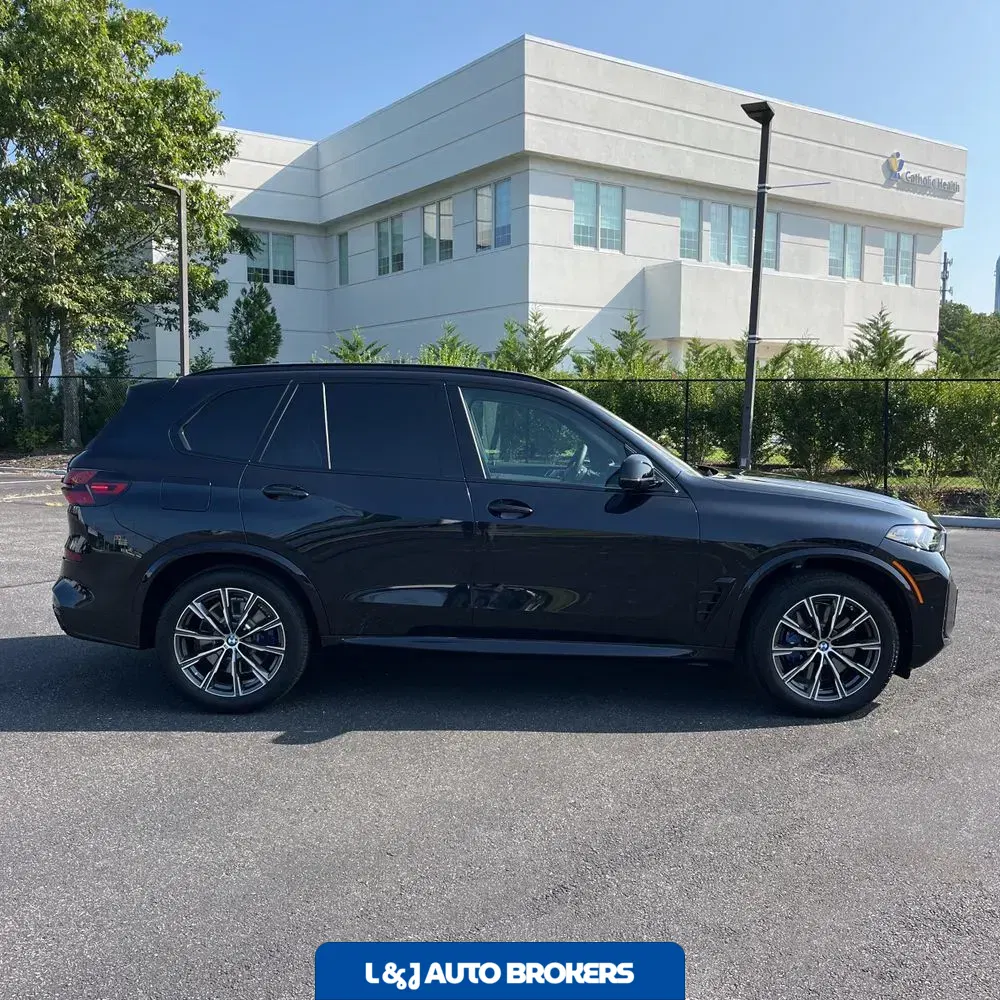 2025 BMW X5 M60i