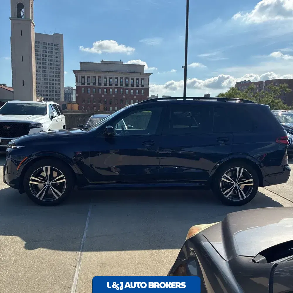 2023 BMW X7 M60i