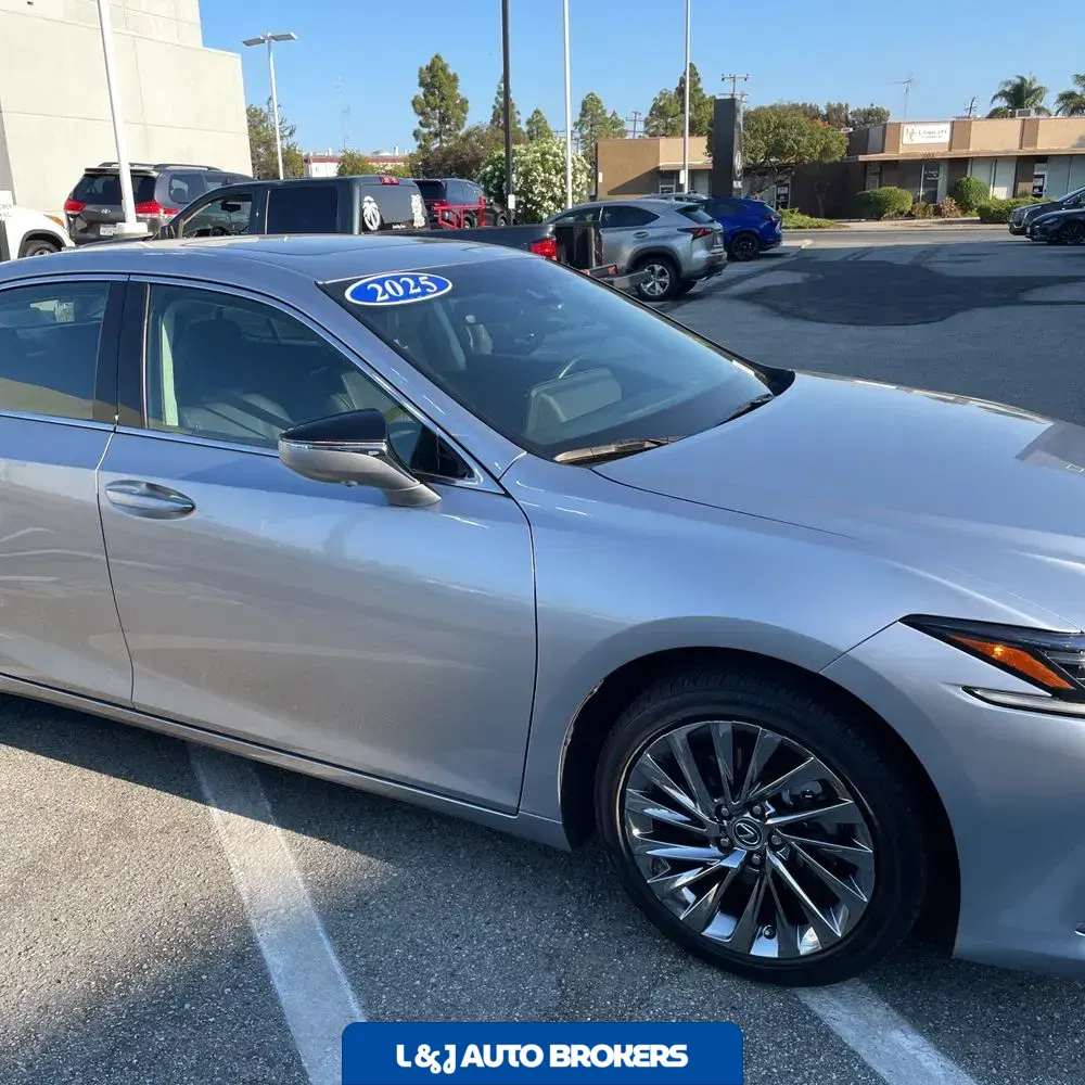 2025 Lexus ES 300h Luxury