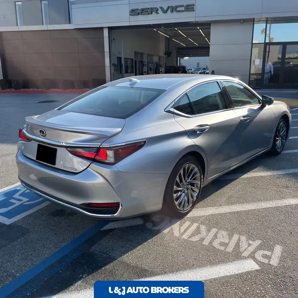 2025 Lexus ES 300h Luxury