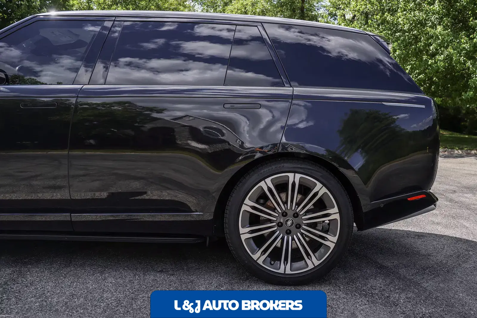 2025 Land Rover Range Rover SE LWB P530