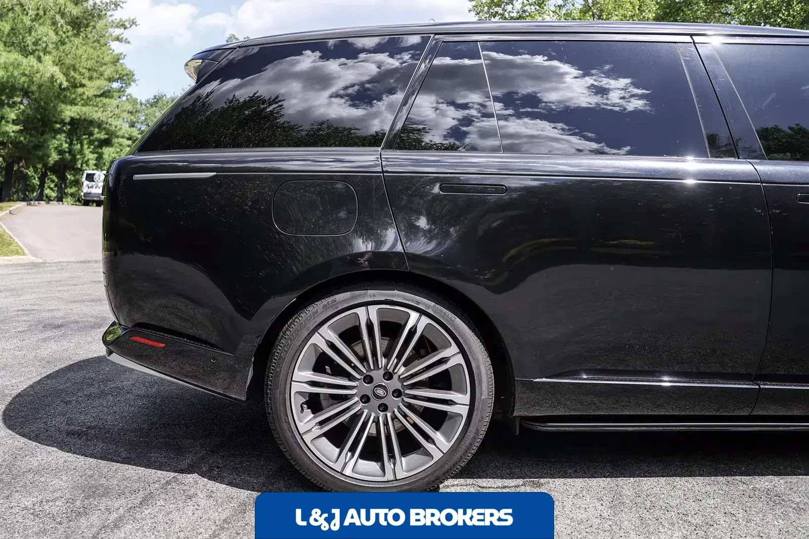 2025 Land Rover Range Rover SE LWB P530