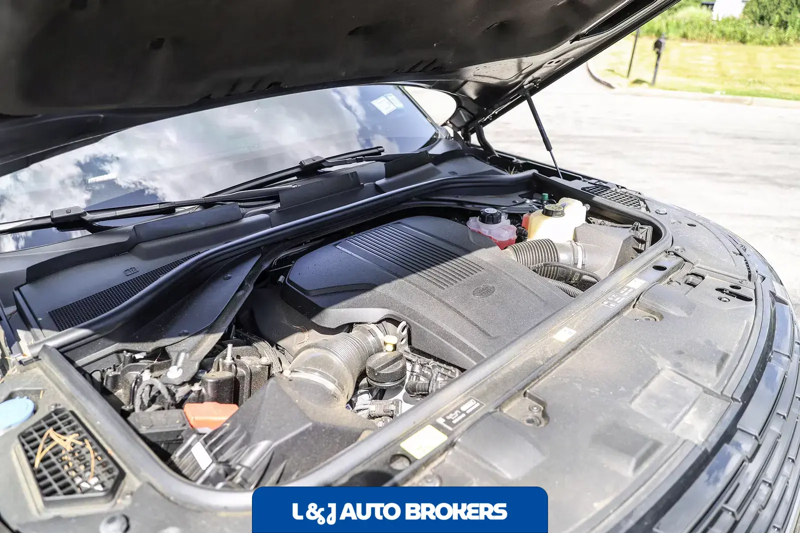 2025 Land Rover Range Rover SE LWB P530