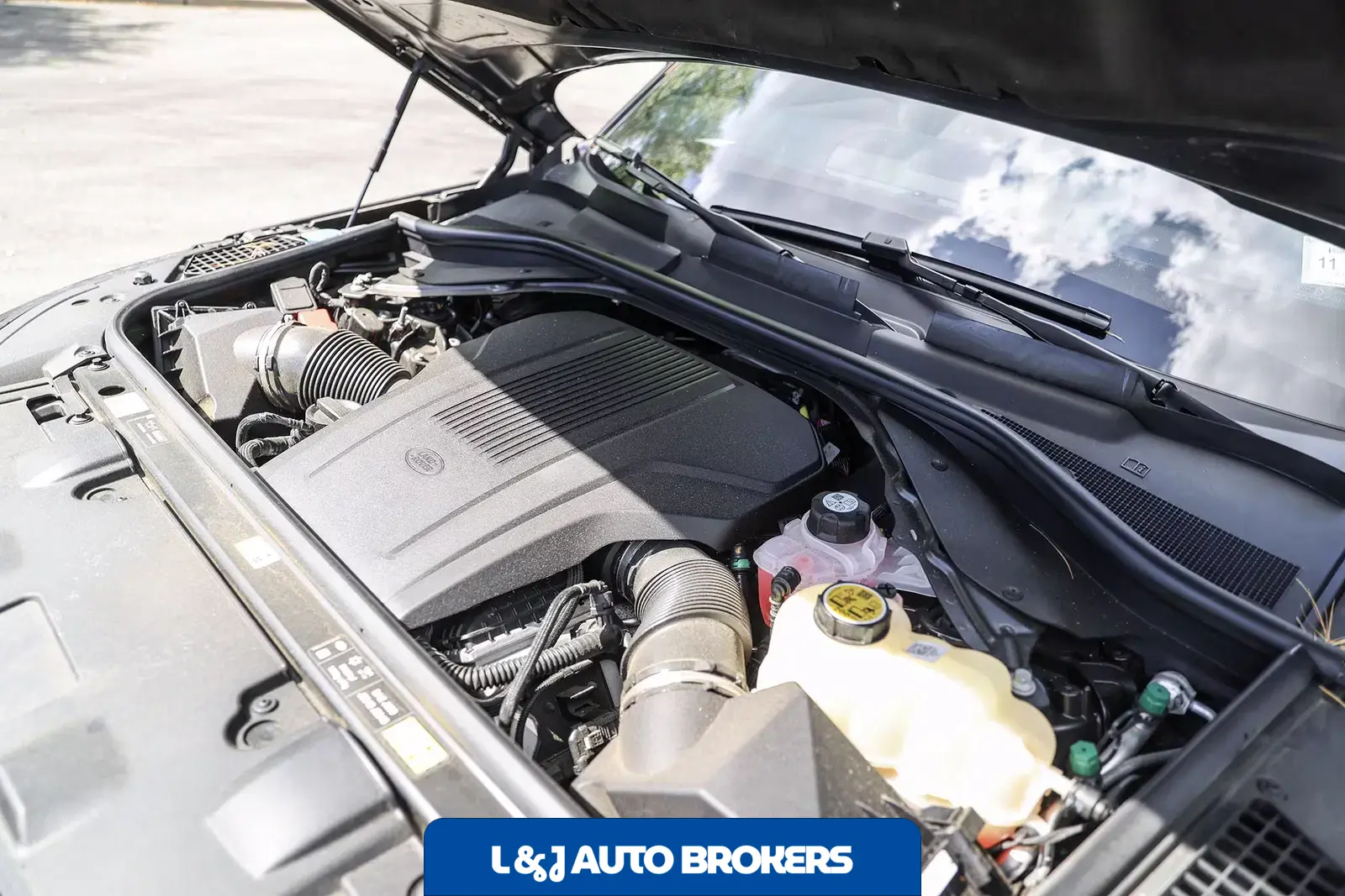 2025 Land Rover Range Rover SE LWB P530