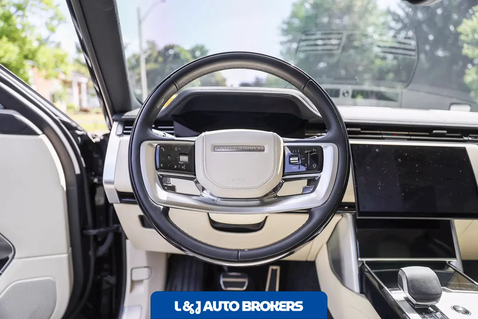 2025 Land Rover Range Rover SE LWB P530