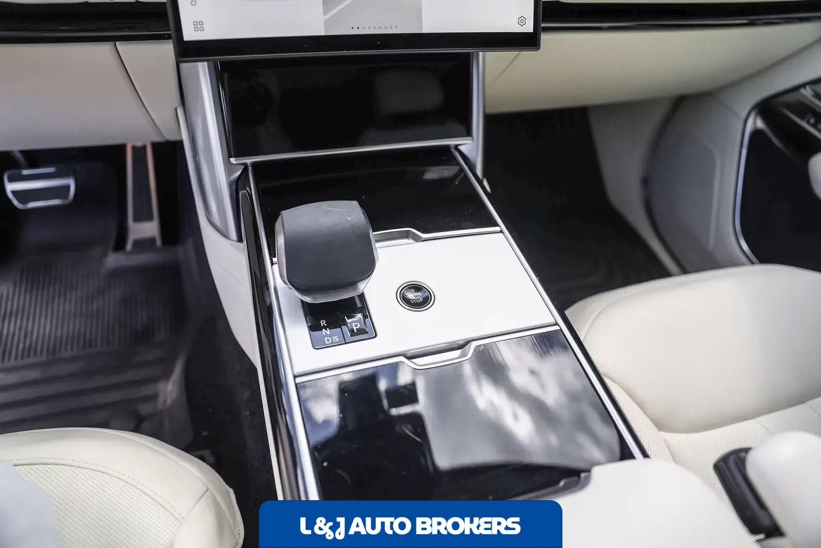 2025 Land Rover Range Rover SE LWB P530