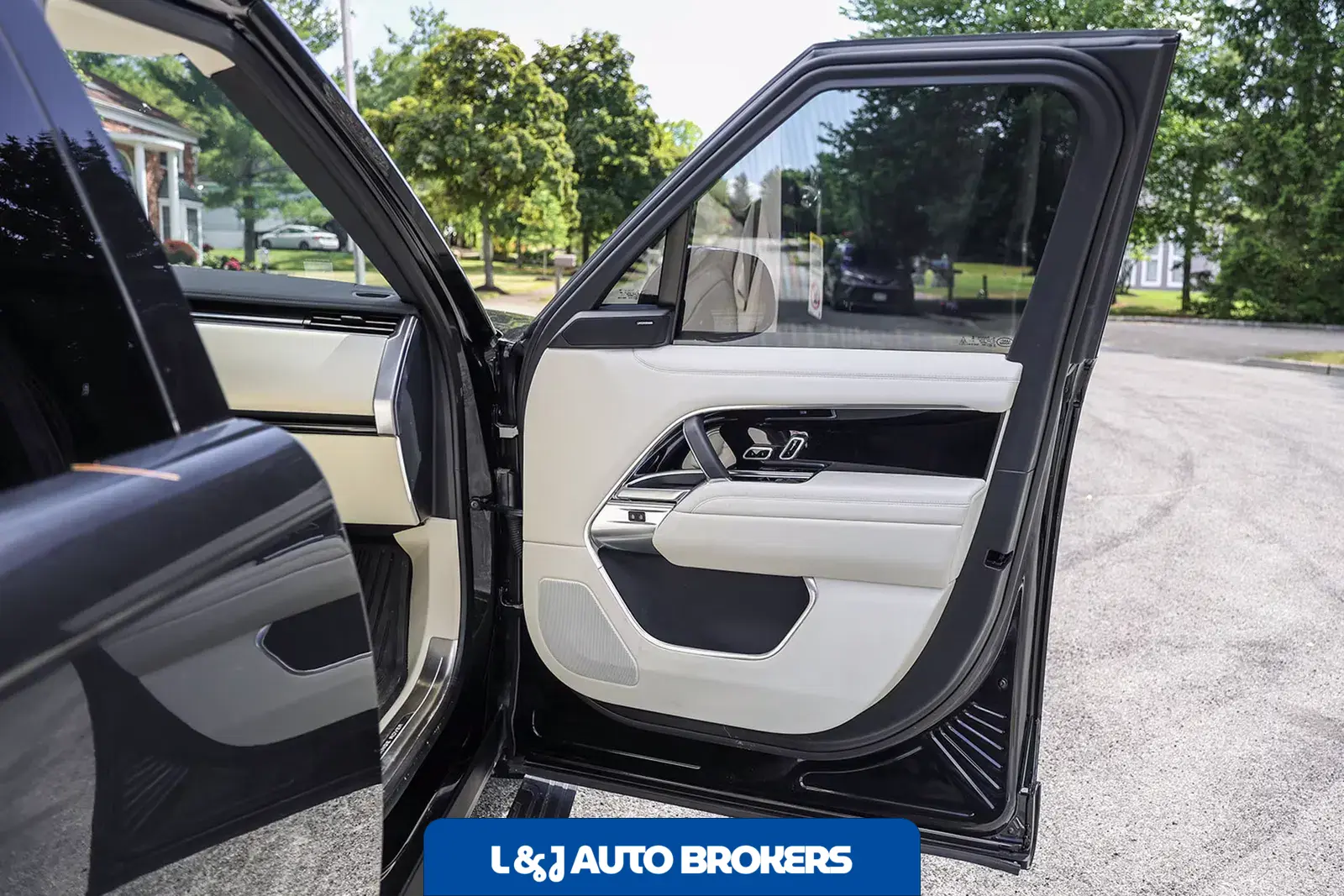 2025 Land Rover Range Rover SE LWB P530