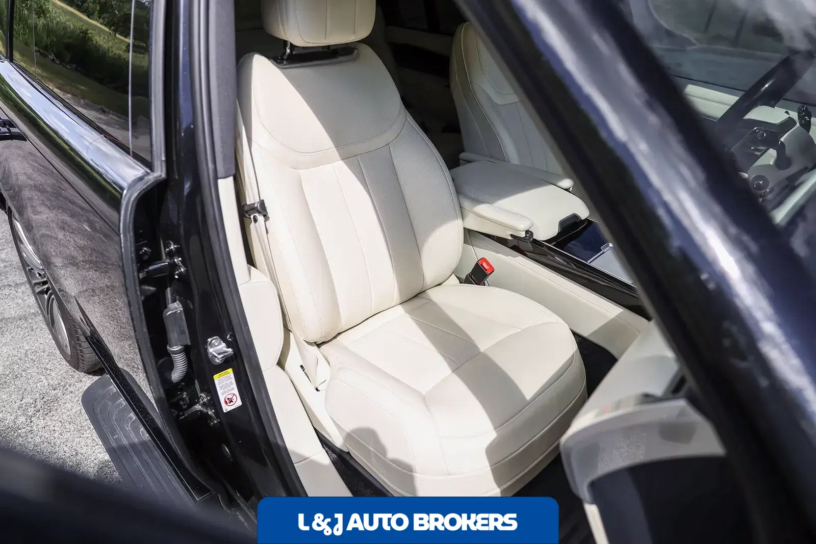 2025 Land Rover Range Rover SE LWB P530