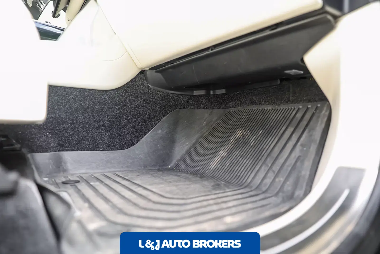 2025 Land Rover Range Rover SE LWB P530