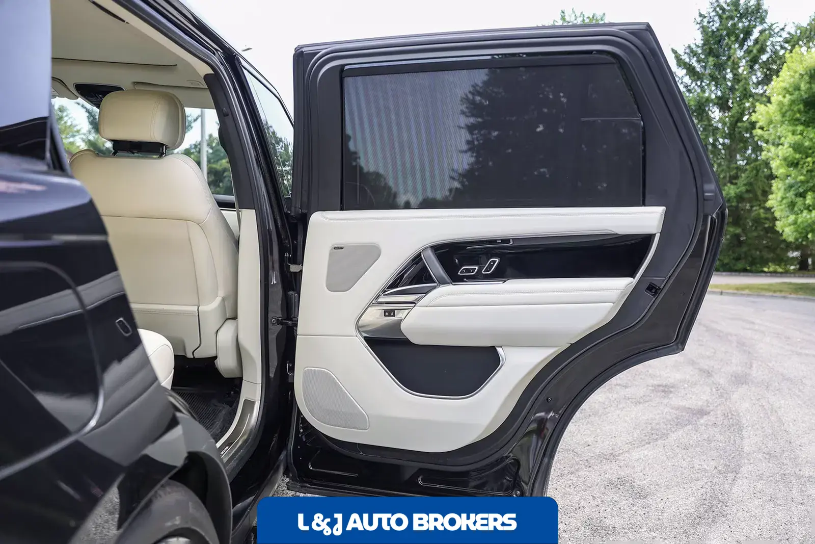 2025 Land Rover Range Rover SE LWB P530