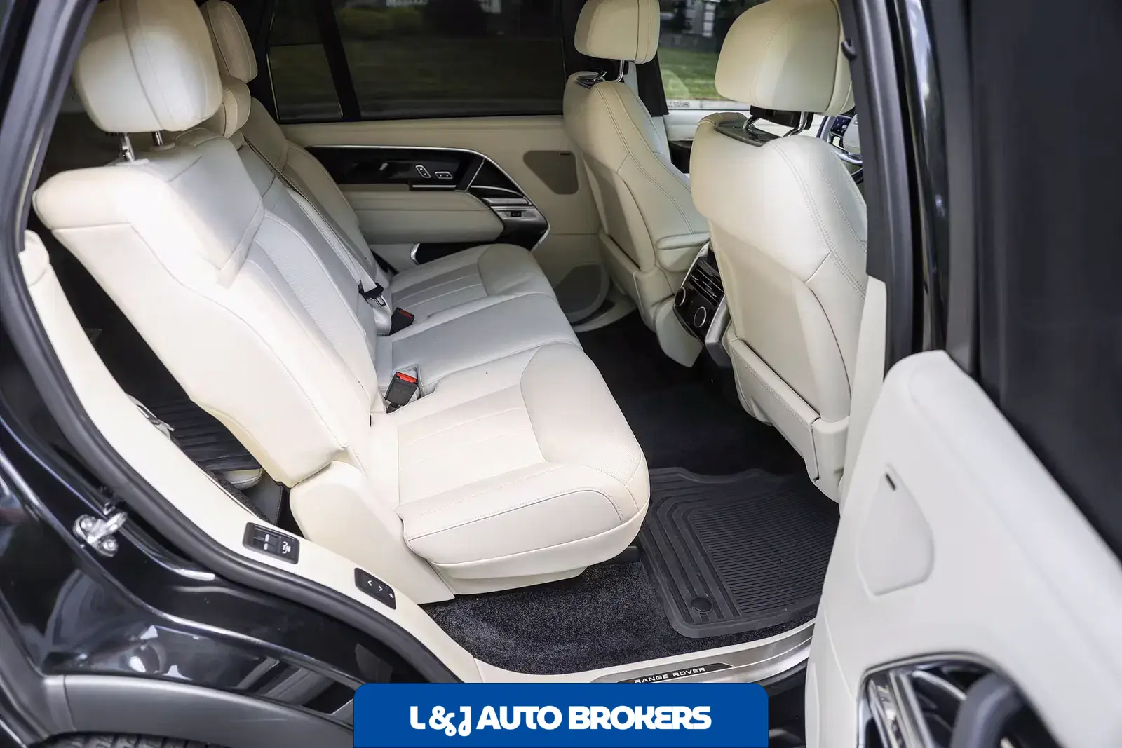 2025 Land Rover Range Rover SE LWB P530
