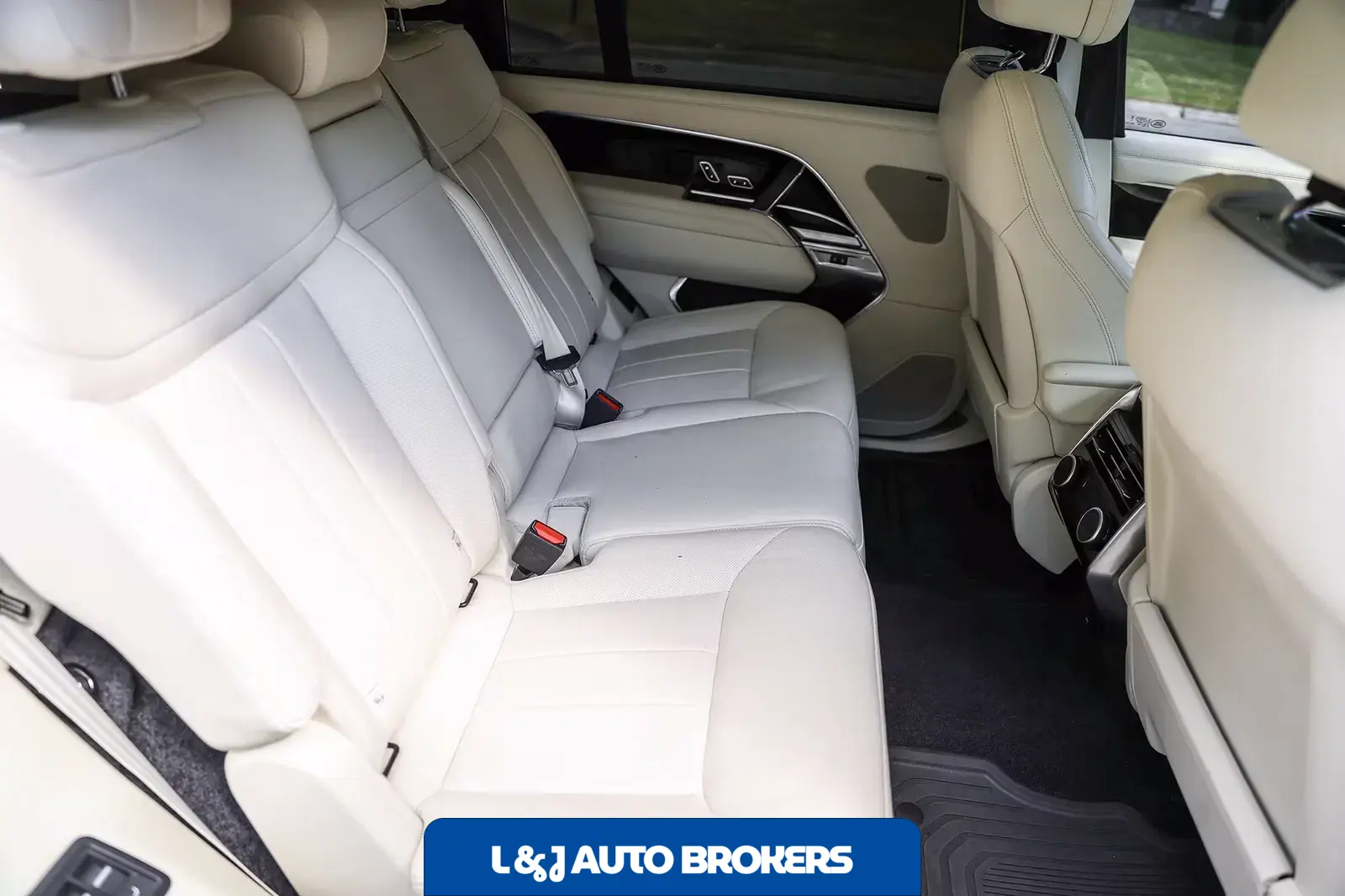 2025 Land Rover Range Rover SE LWB P530
