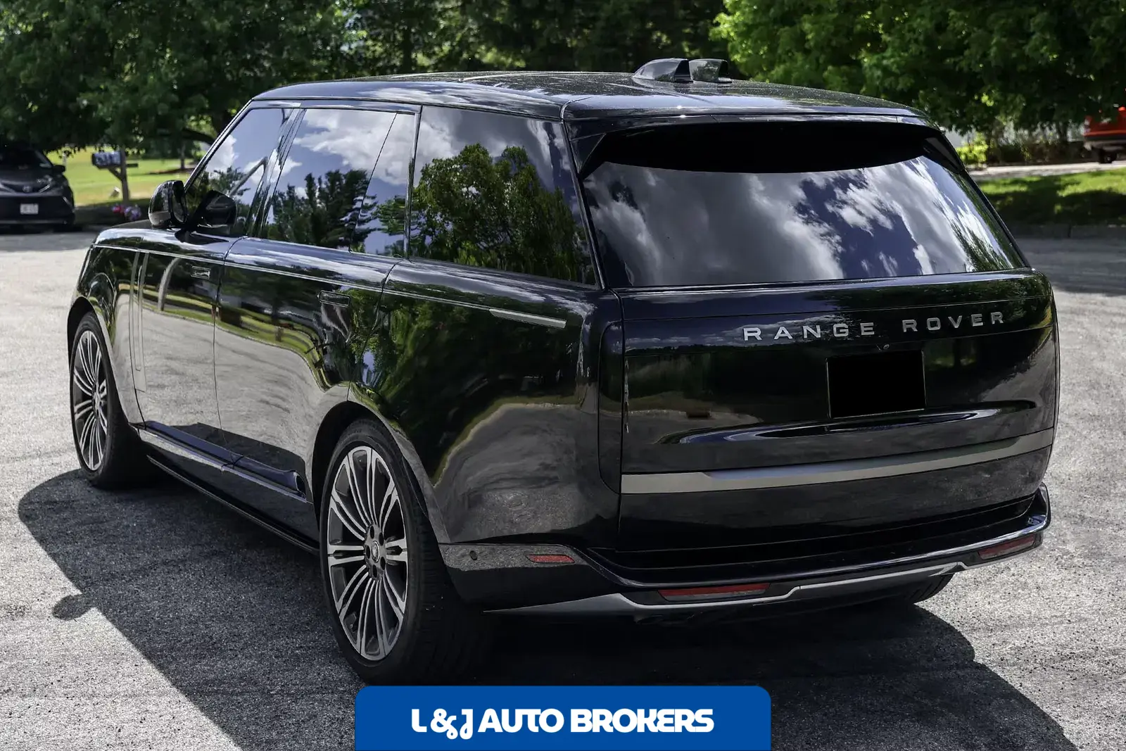 2025 Land Rover Range Rover SE LWB P530