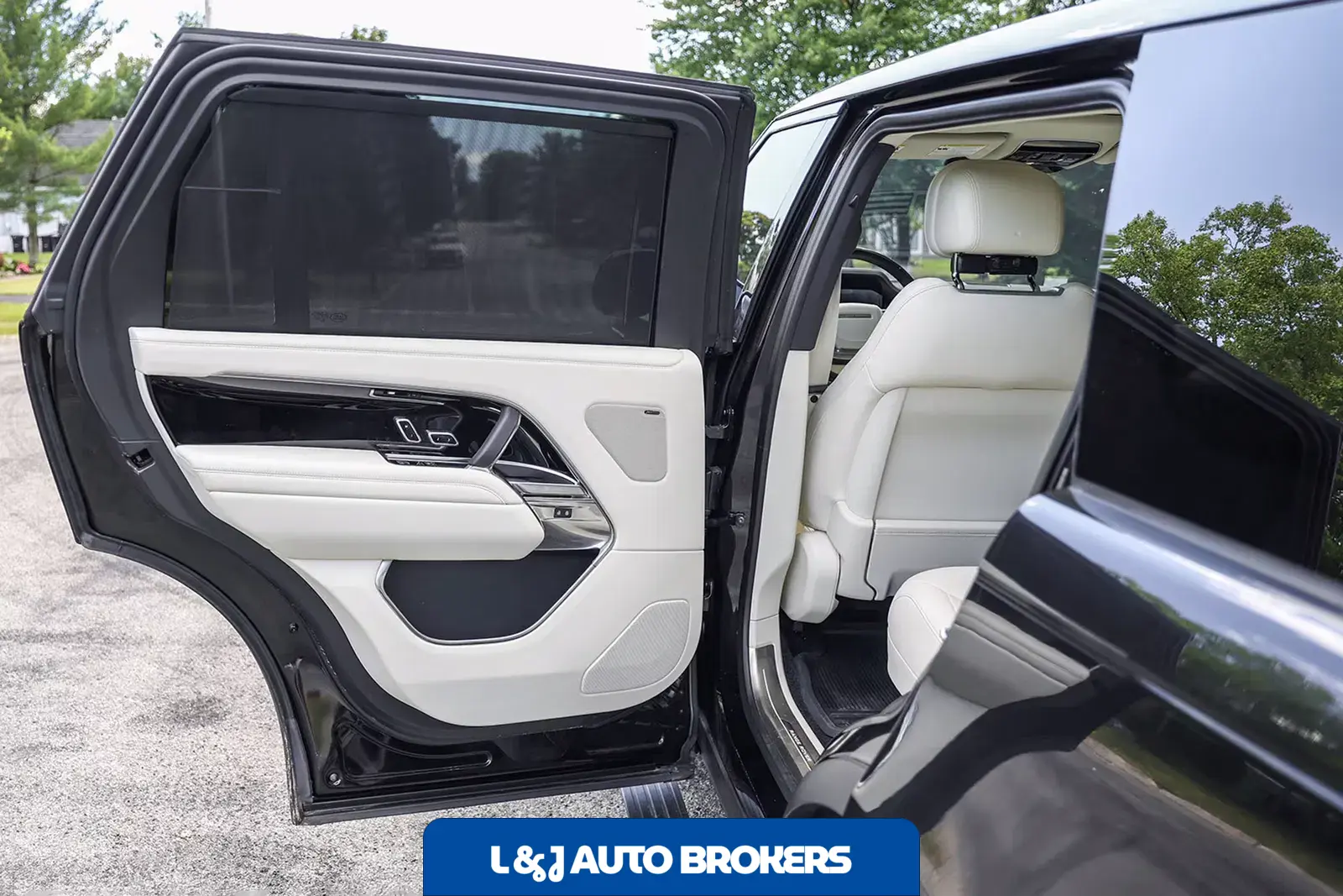 2025 Land Rover Range Rover SE LWB P530