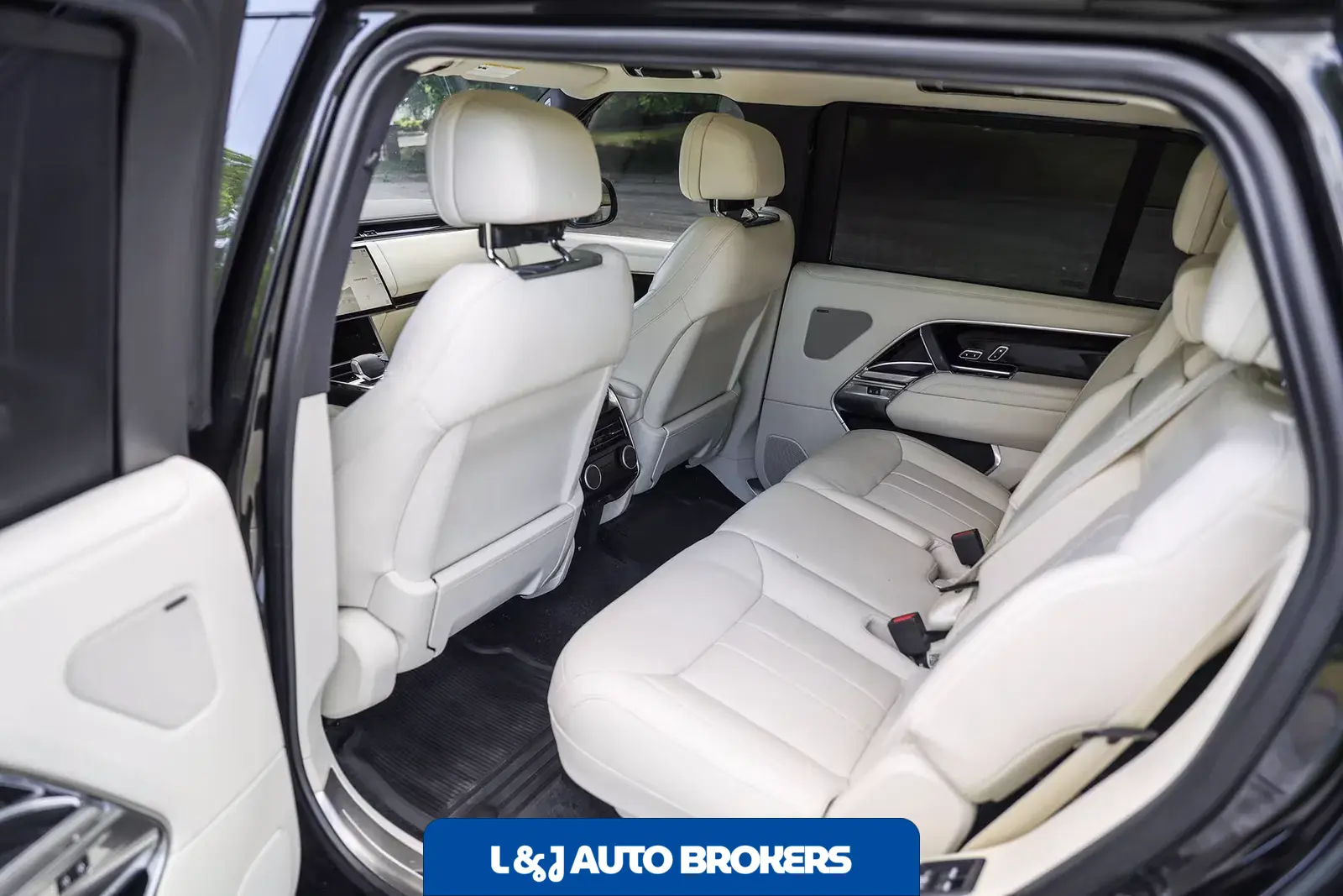 2025 Land Rover Range Rover SE LWB P530