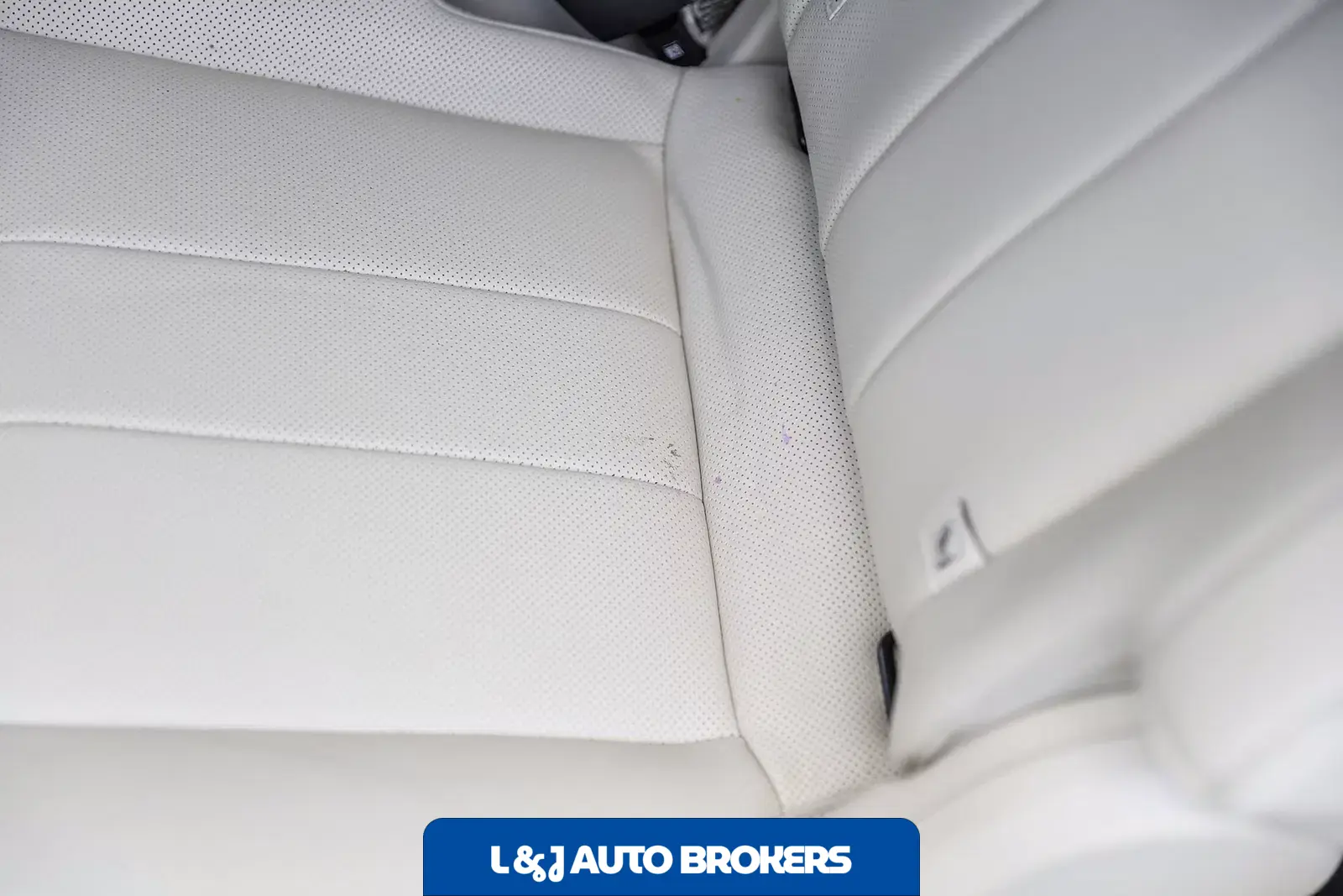 2025 Land Rover Range Rover SE LWB P530