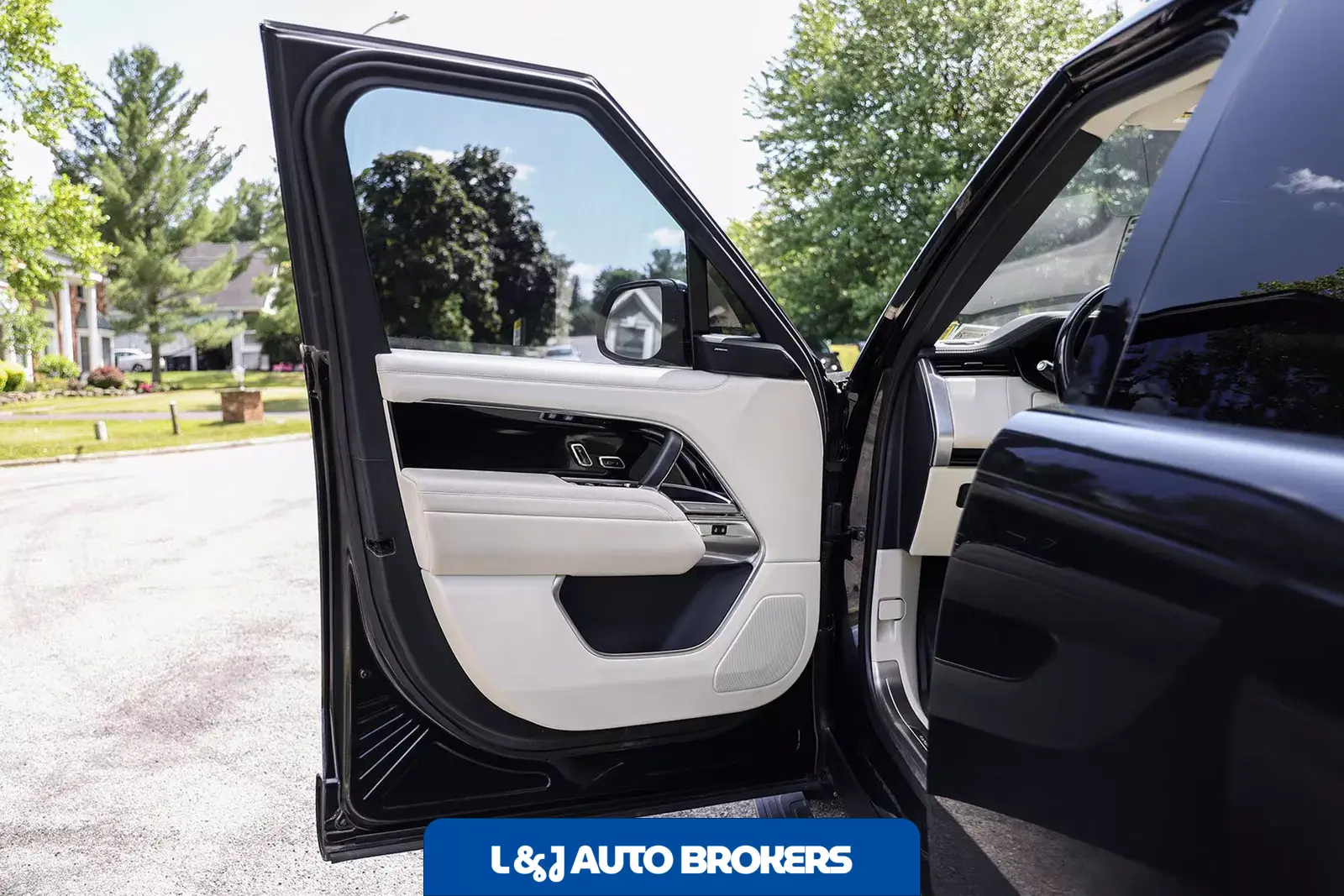 2025 Land Rover Range Rover SE LWB P530