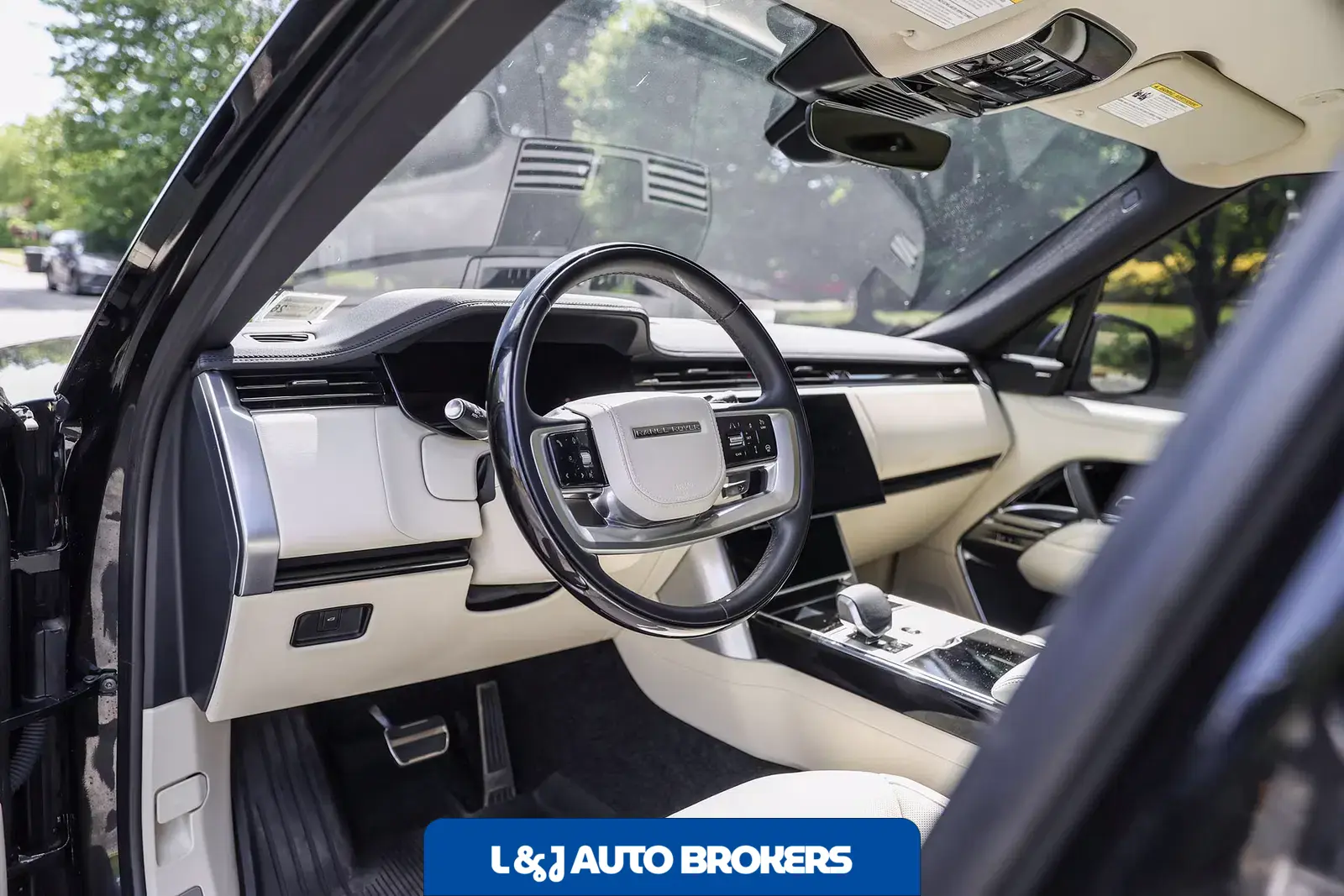 2025 Land Rover Range Rover SE LWB P530