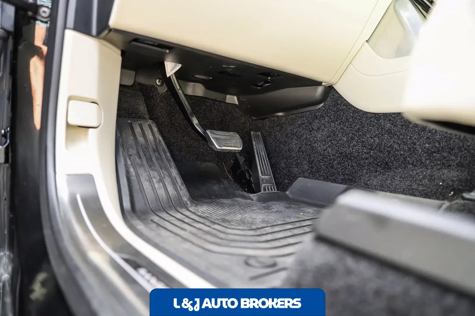 2025 Land Rover Range Rover SE LWB P530