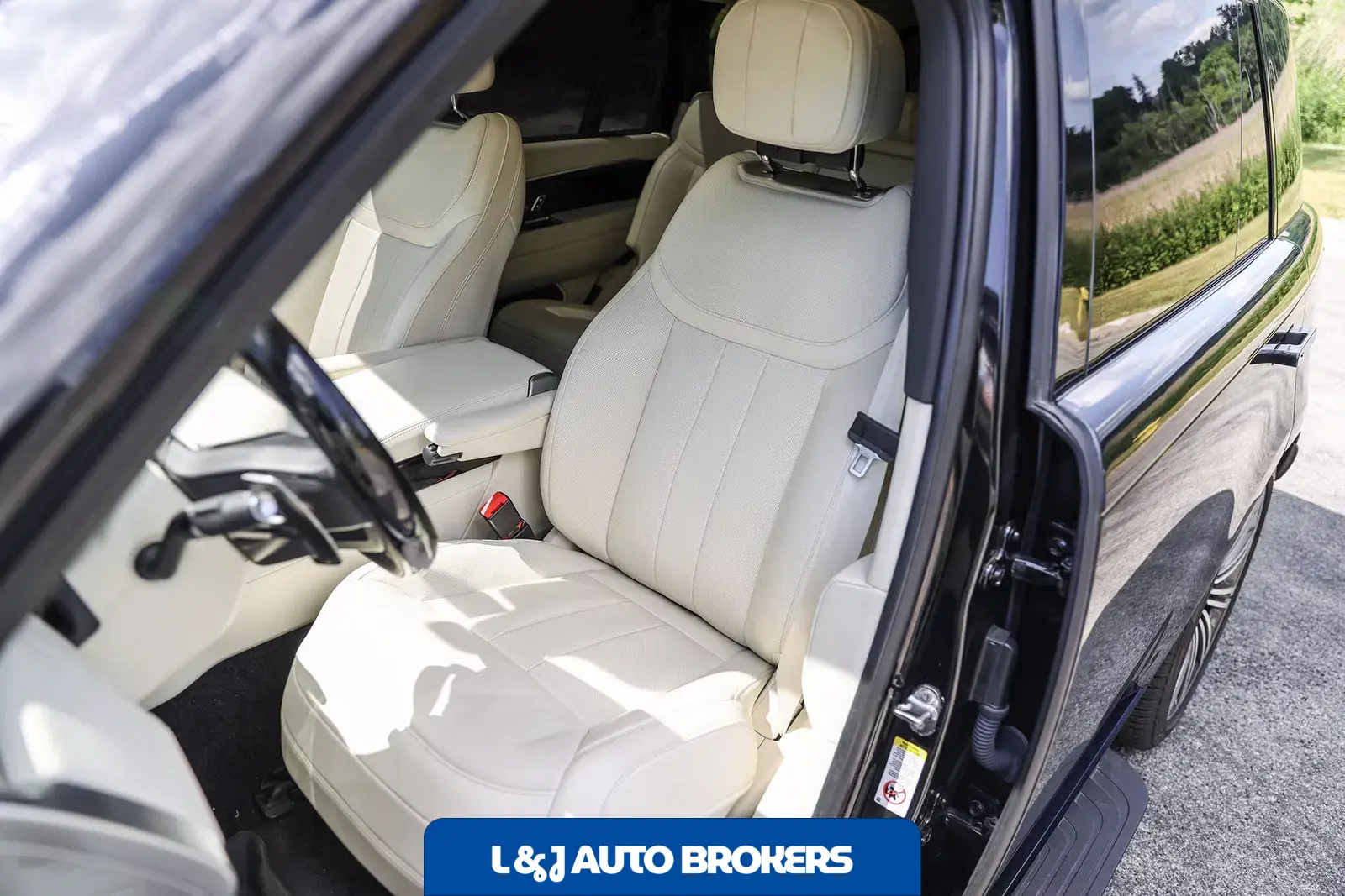 2025 Land Rover Range Rover SE LWB P530