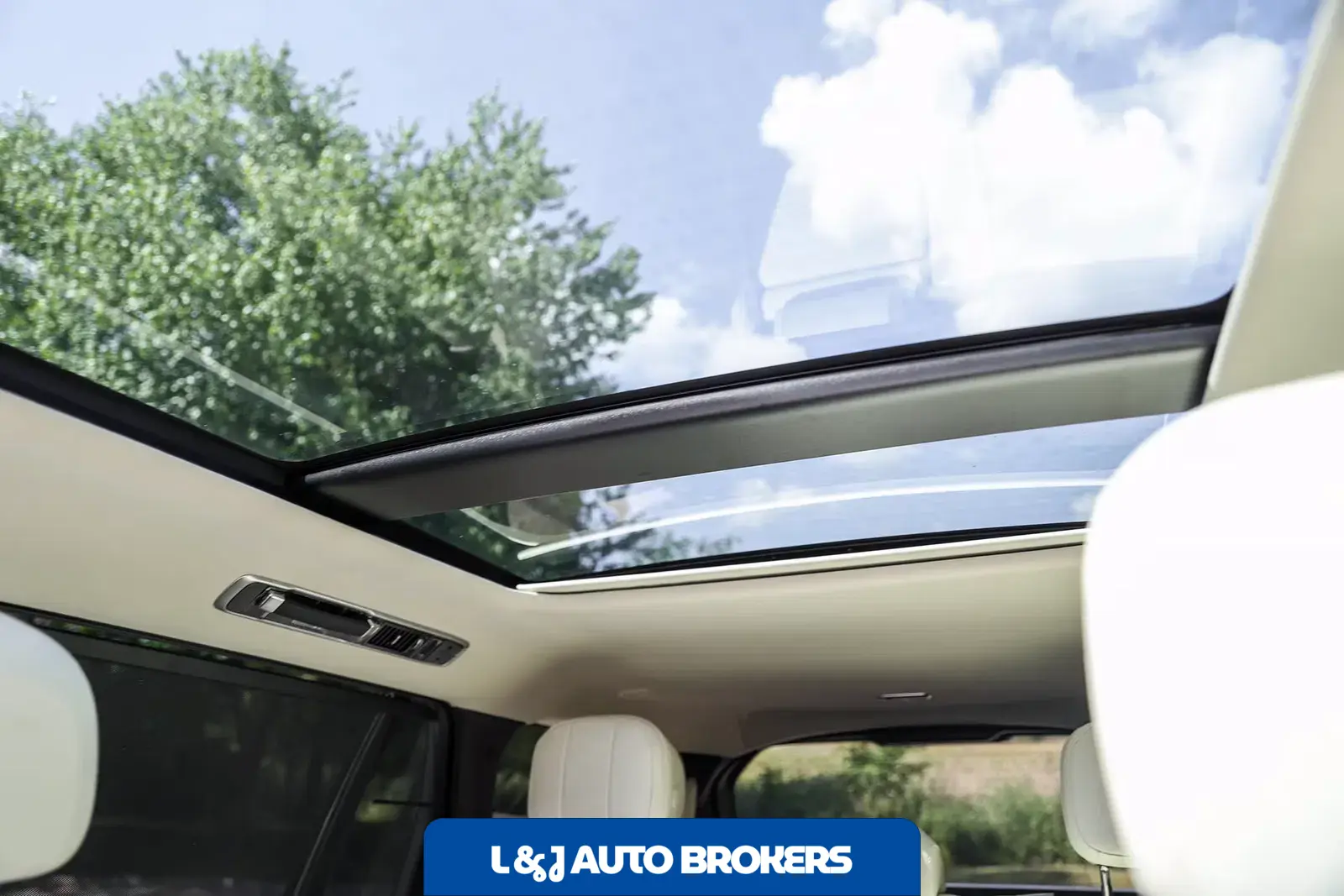 2025 Land Rover Range Rover SE LWB P530