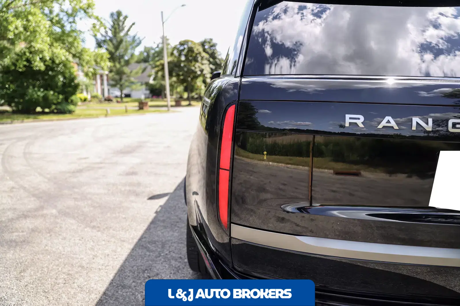 2025 Land Rover Range Rover SE LWB P530