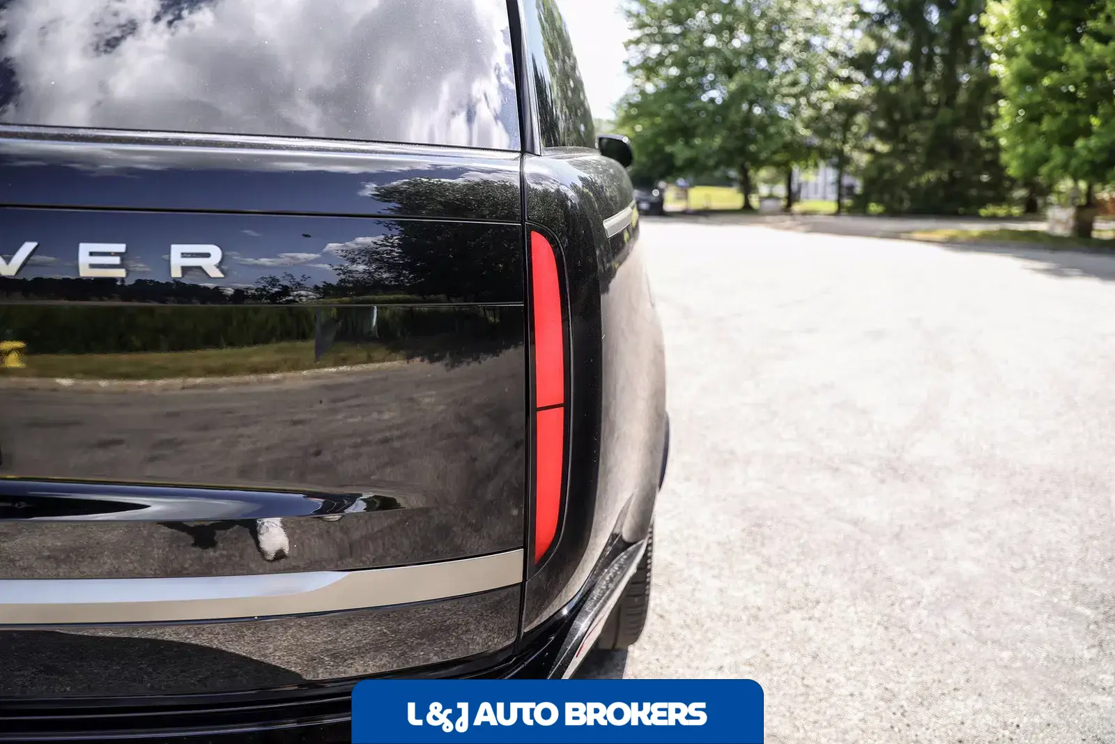 2025 Land Rover Range Rover SE LWB P530