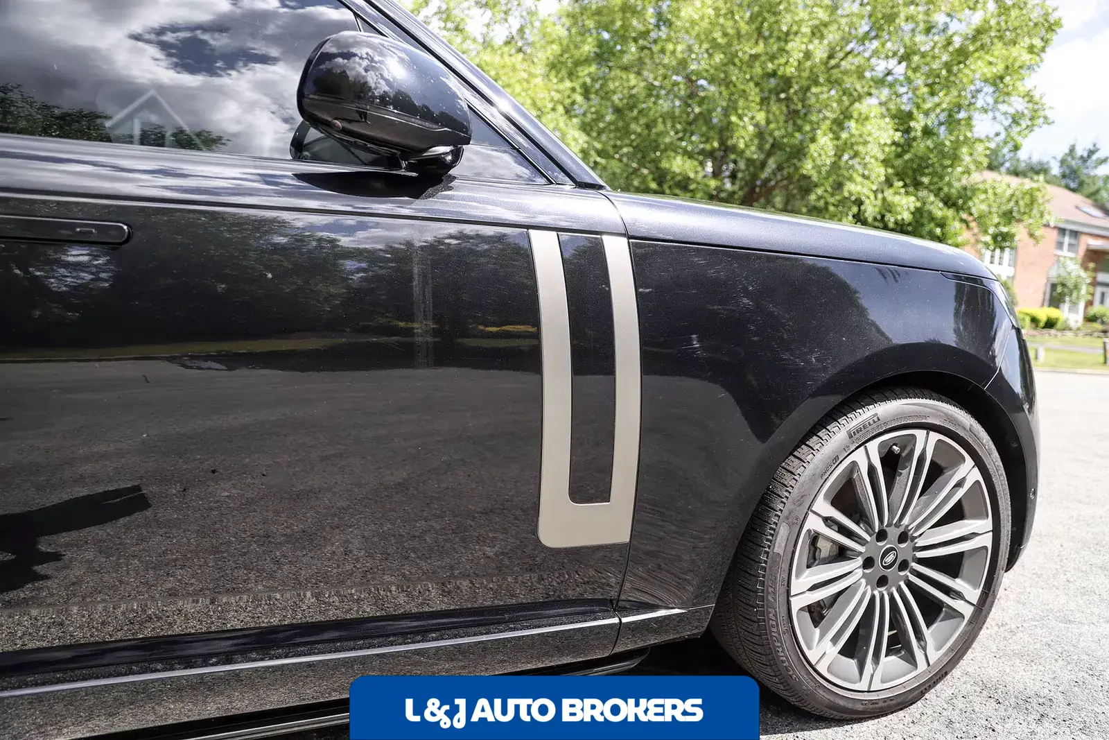 2025 Land Rover Range Rover SE LWB P530