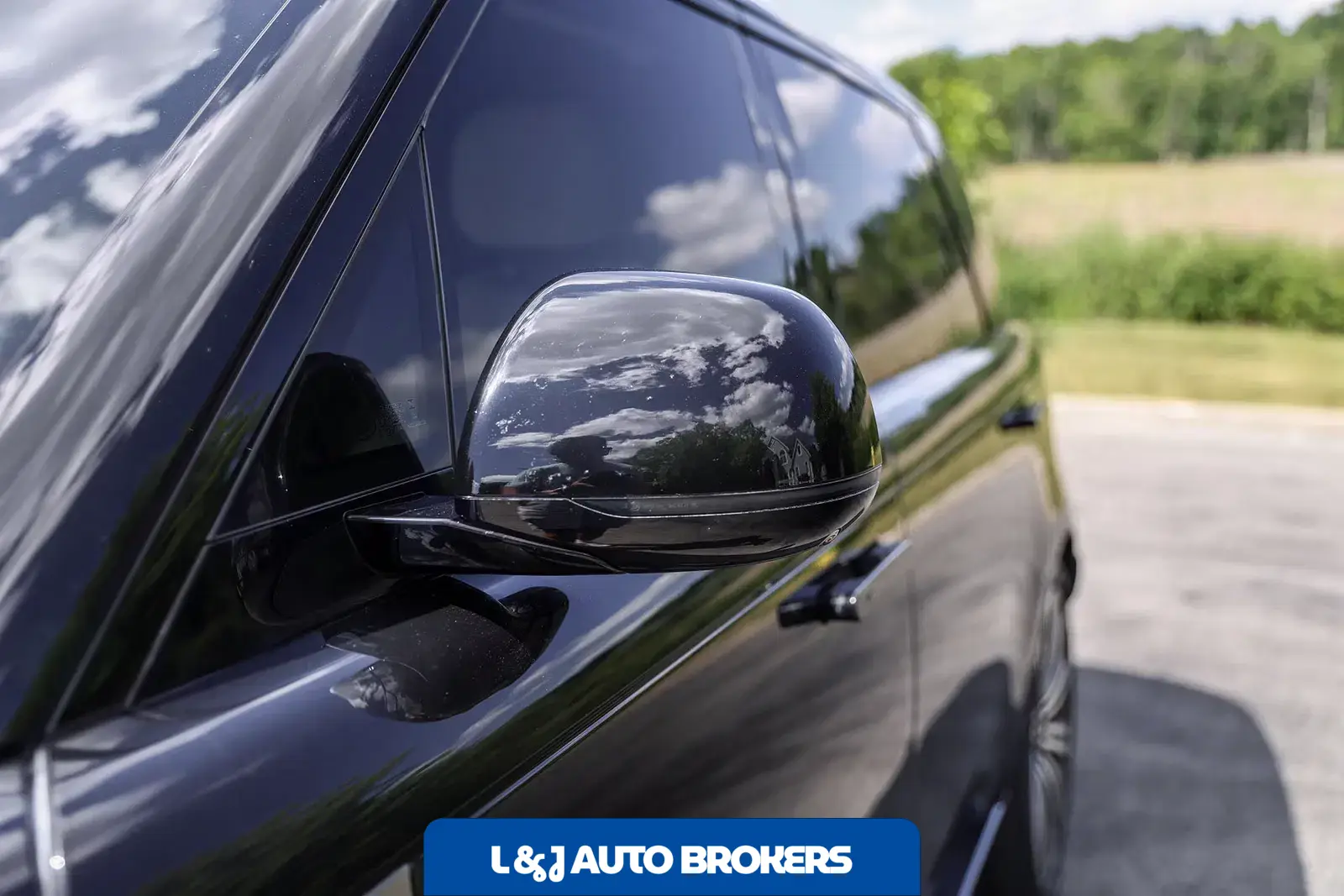 2025 Land Rover Range Rover SE LWB P530