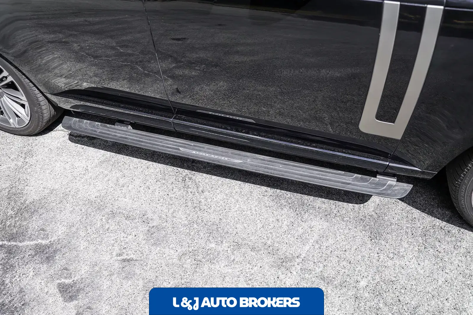 2025 Land Rover Range Rover SE LWB P530