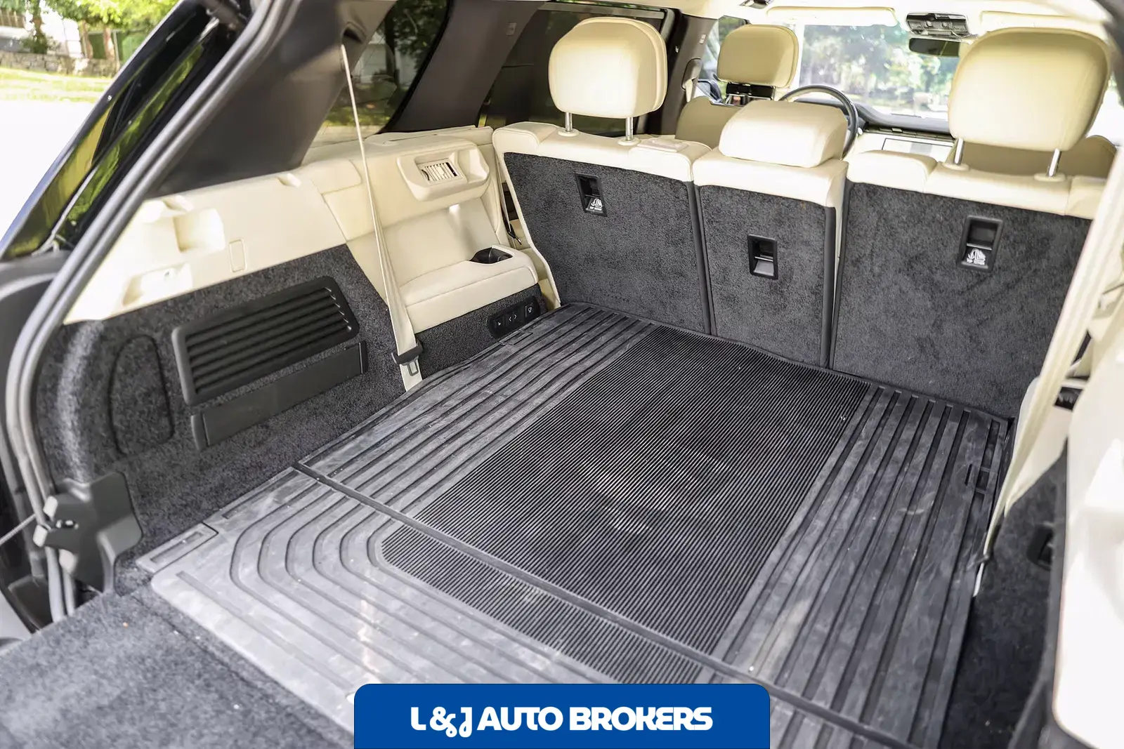 2025 Land Rover Range Rover SE LWB P530