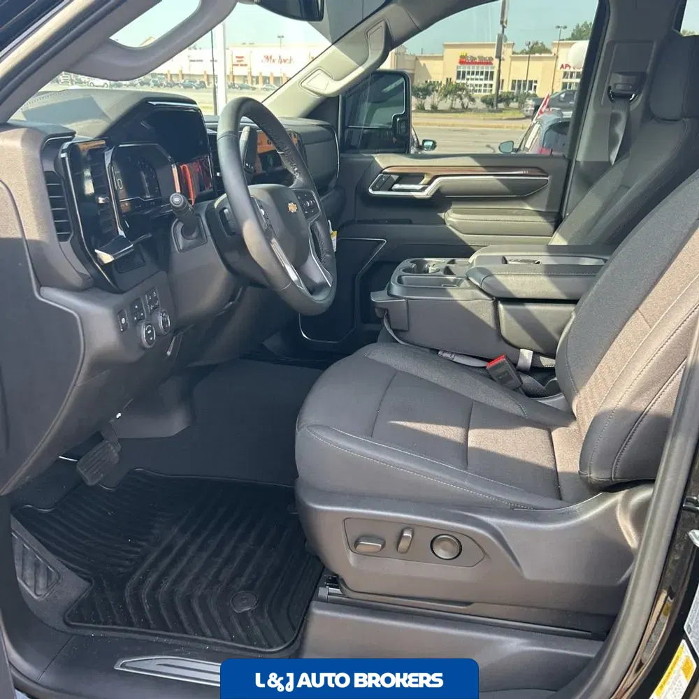 2025 Chevrolet Silverado 3500 LT Crew Cab 4WD LWB SRW