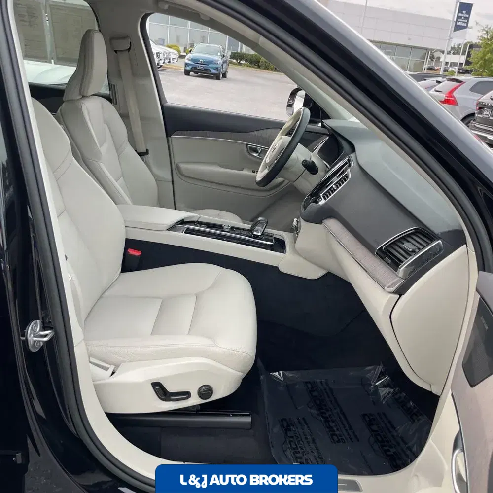 2023 Volvo XC90 T8 - Plus