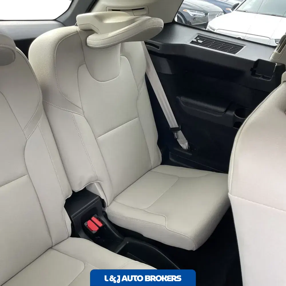2023 Volvo XC90 T8 - Plus