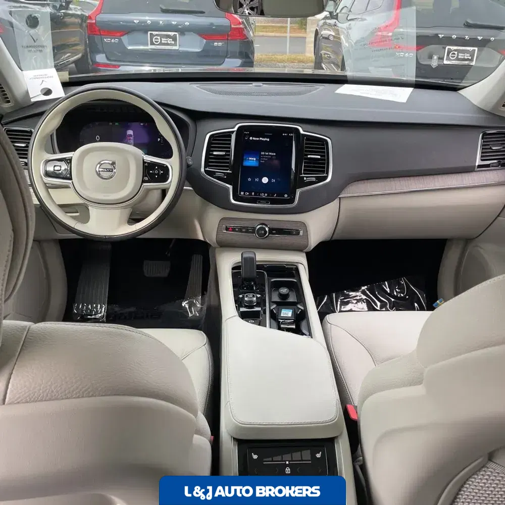2023 Volvo XC90 T8 - Plus