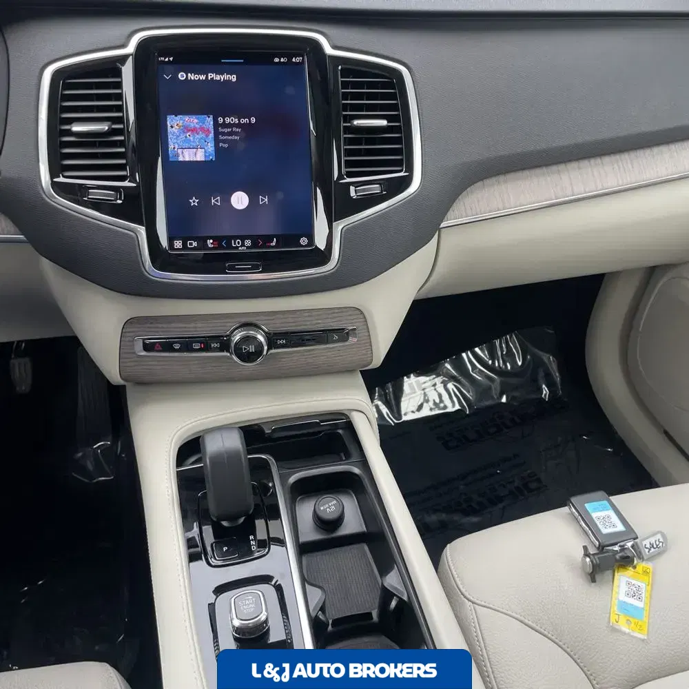 2023 Volvo XC90 T8 - Plus