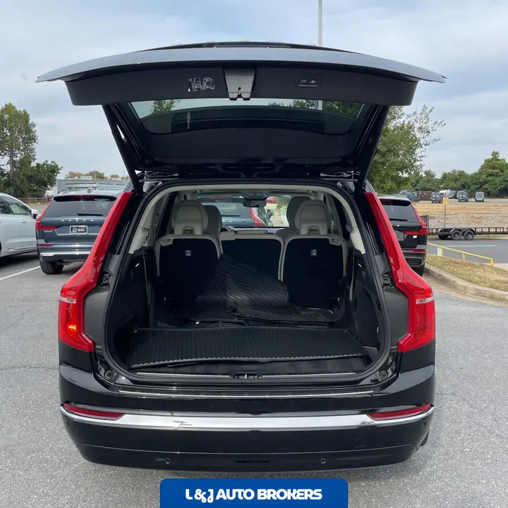 2023 Volvo XC90 T8 - Plus